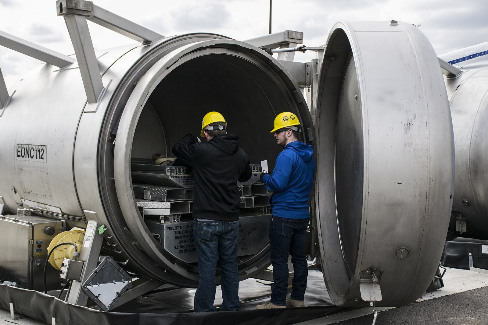 Equipe de engenharia da Astraz em inspecao de canteiro